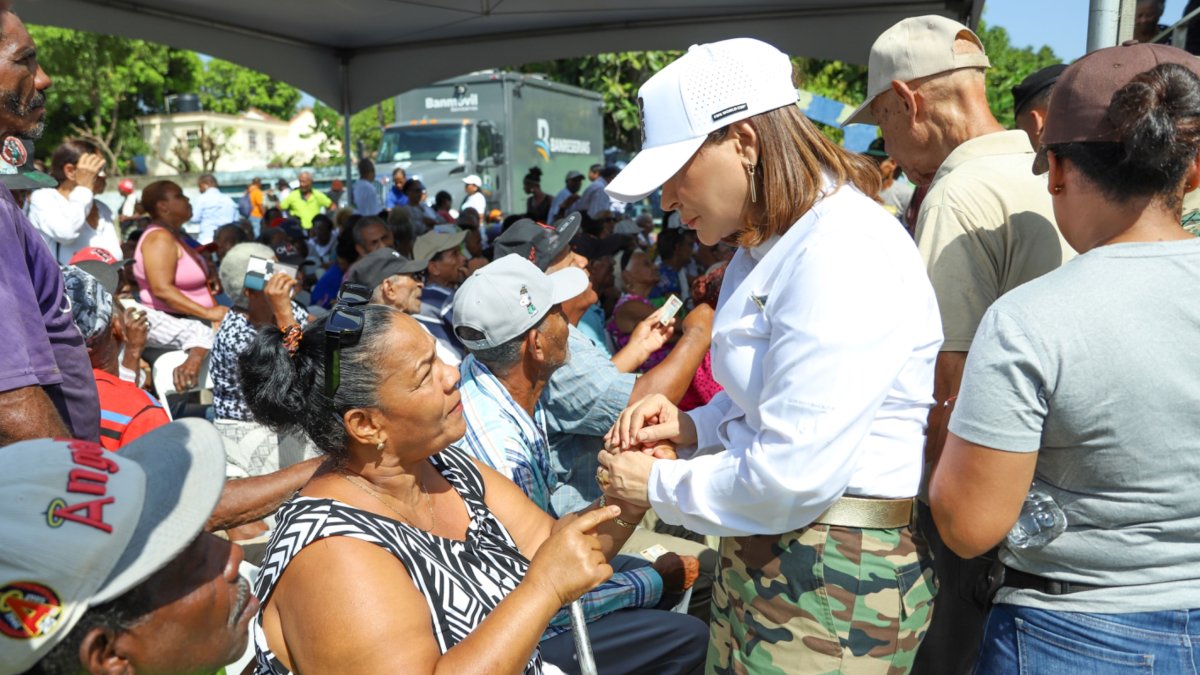 Gobierno entrega bonos de RD$7,000 a 2,289 familias afectdas por lluvias de abril