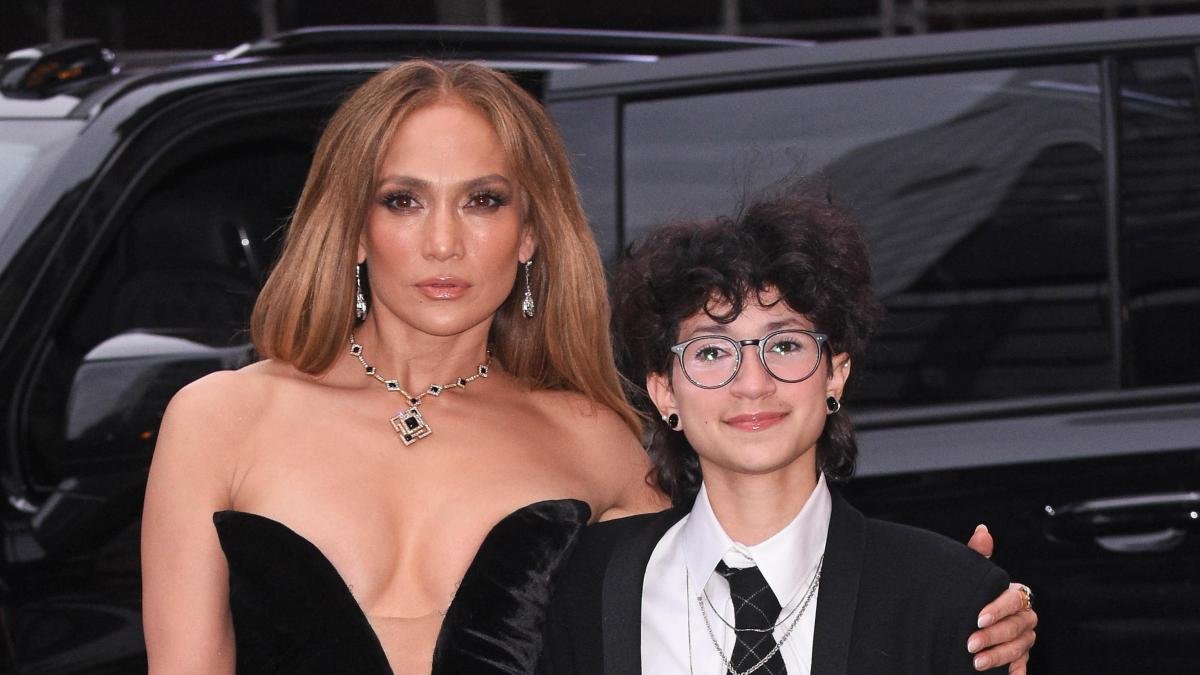 La hija de Jennifer López y Marc Anthony acapara miradas tras graduarse como Oskar Muñiz