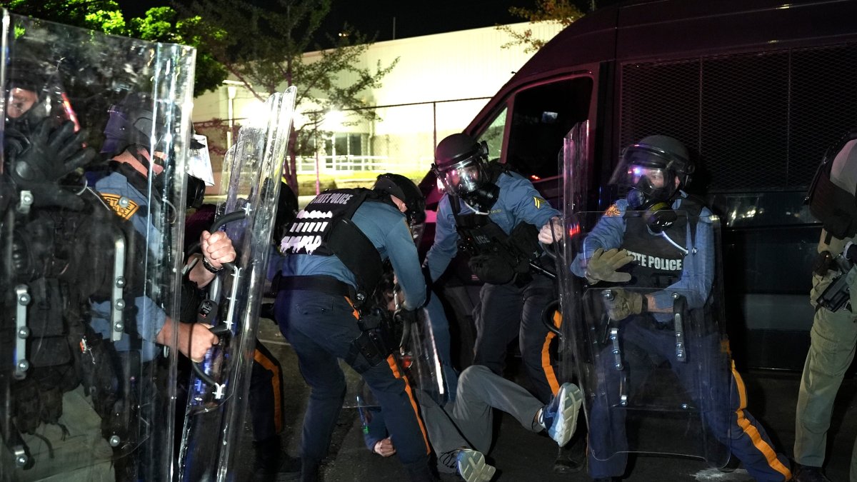Toque de queda en Newark tras disturbios en centro de inmigrantes