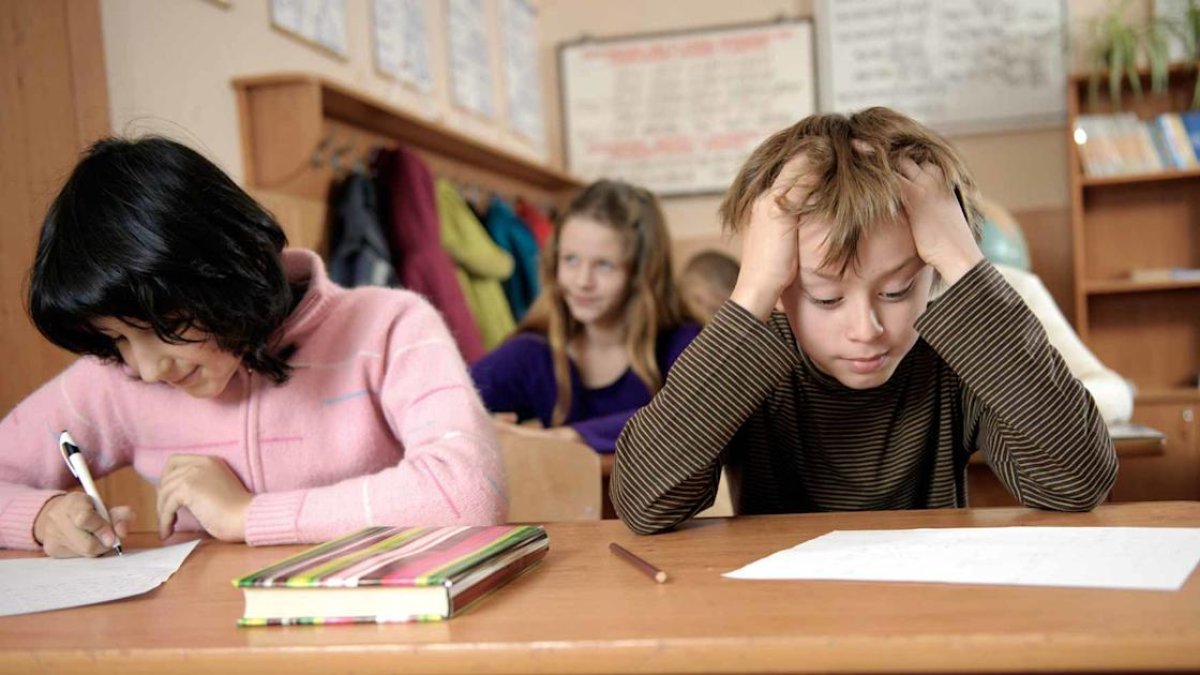 Psicóloga revela cómo padres pueden aliviar ansiedad infantil en exámenes.