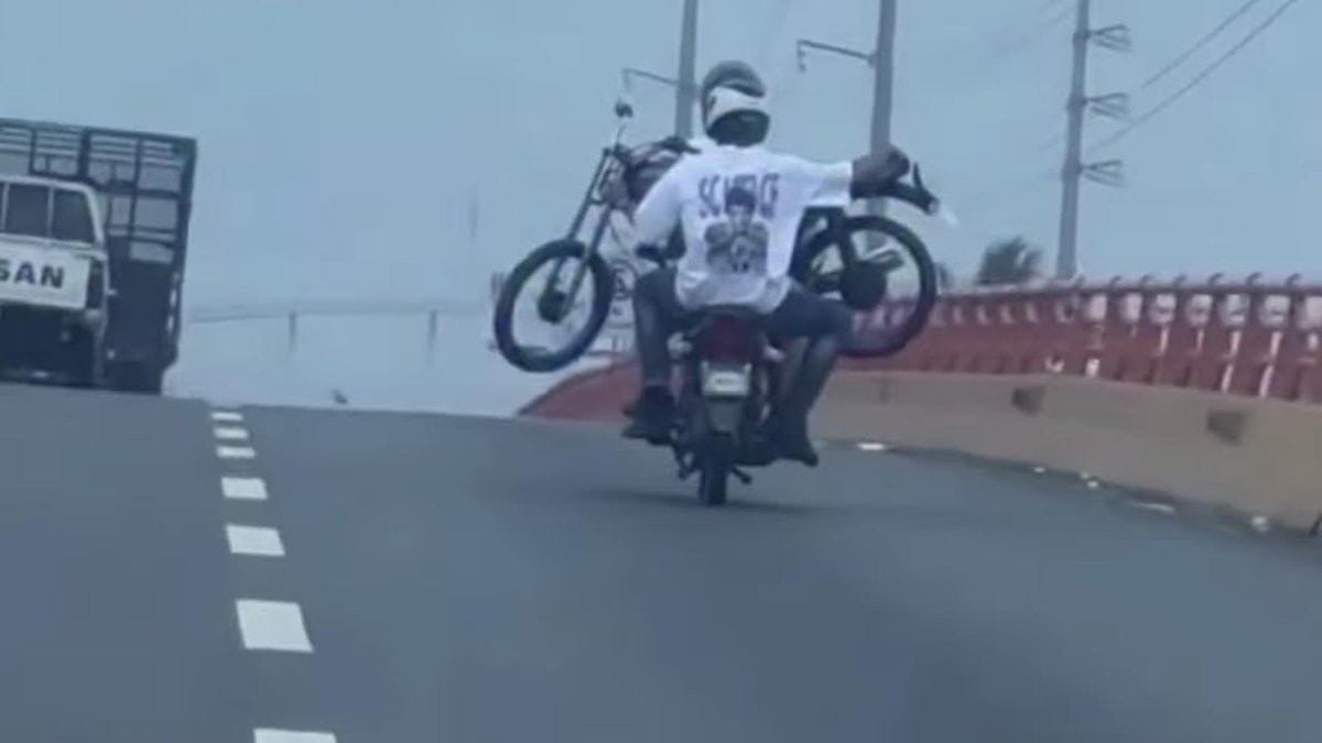 ¿Imprudencia o genialidad? Captan a motorista transportando otro motor en elevado