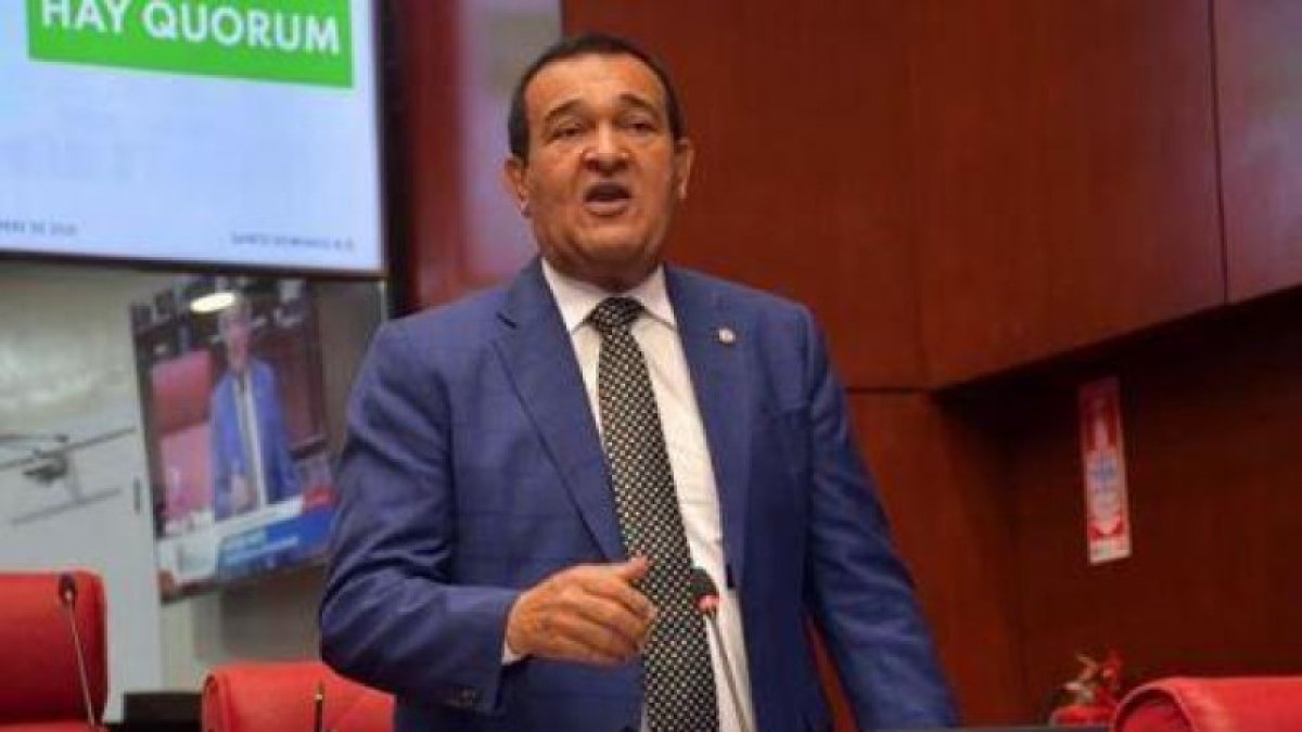 "Senador propone eliminar INTRANT y DIGESETT por caos vial incontrolable"(60 caracteres)