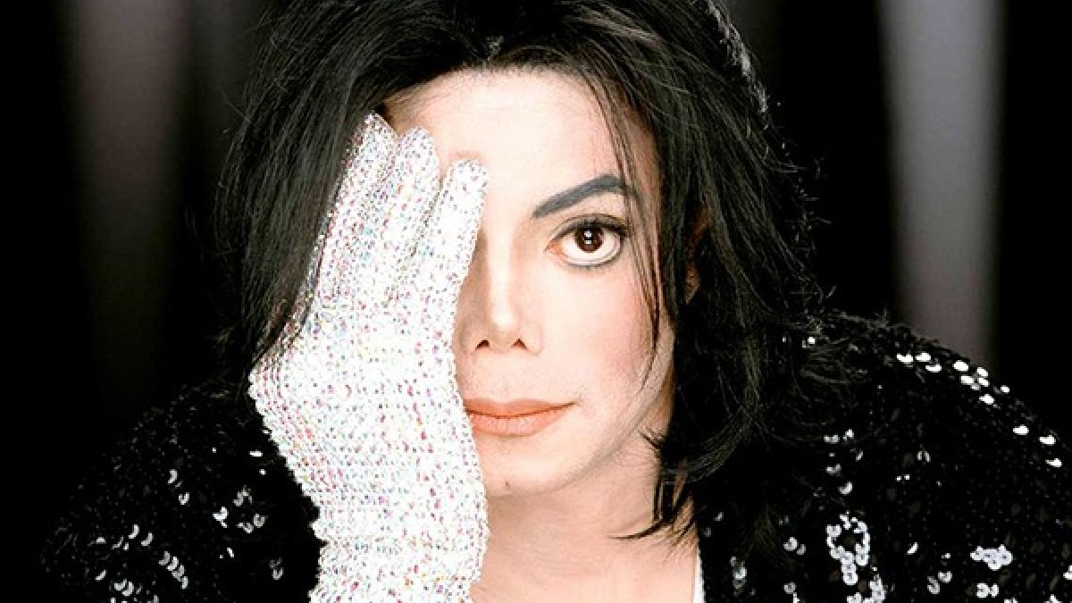 Guante de Michael Jackson alcanza 113,737 euros en subasta en París