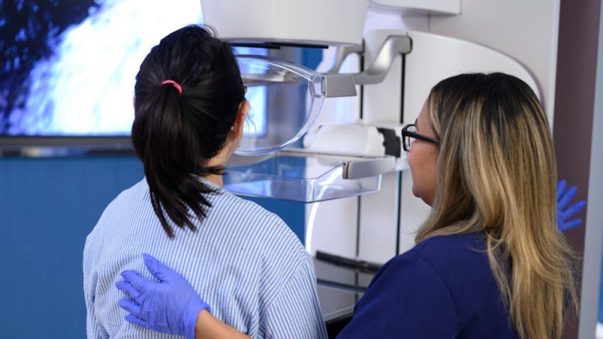 Investiga factores de riesgo de cáncer de mama en pacientes jóvenes y resistencia al tratamiento