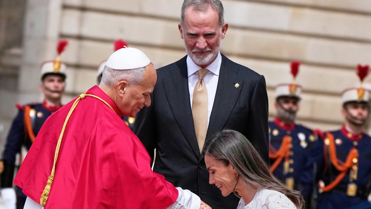 Primera visita papal a España en 15 años: León XIV pide unidad en medio de crisis política