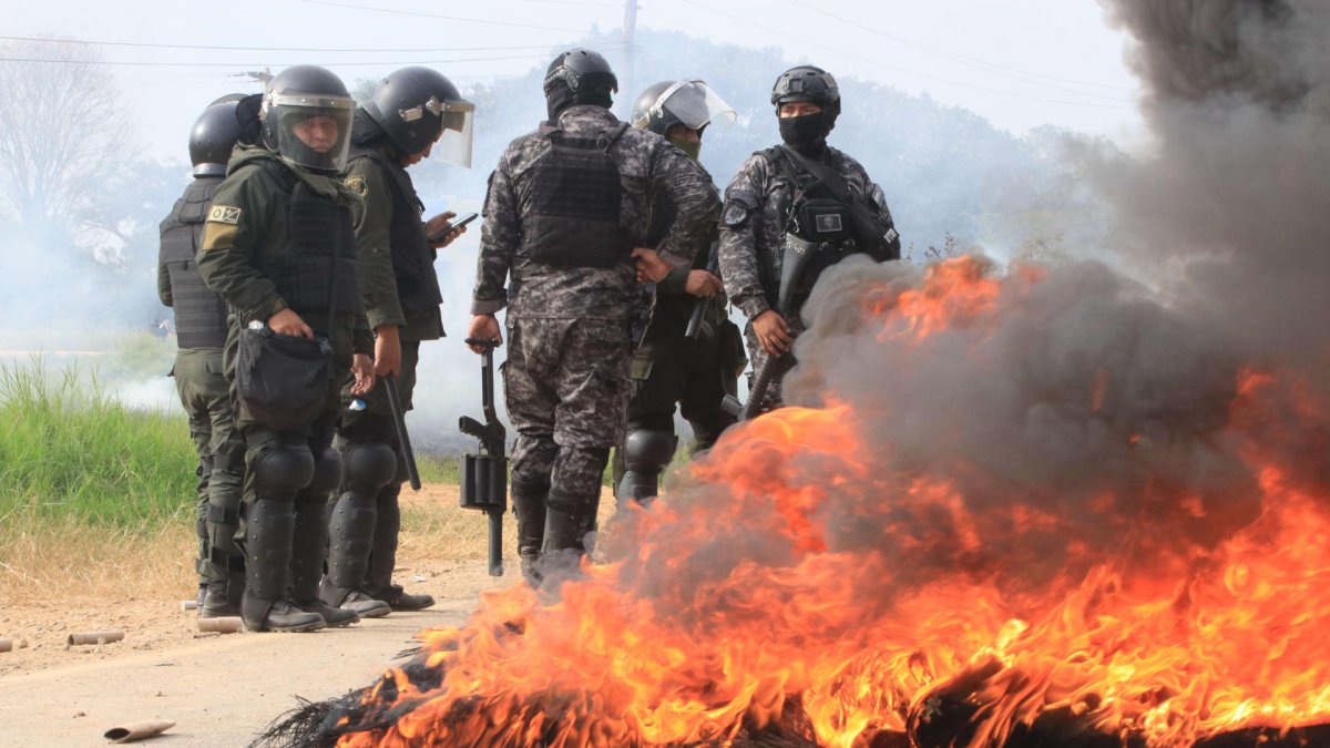 Suben a seis los policías heridos, cuatro por disparos, en desbloqueo de vías en Bolivia