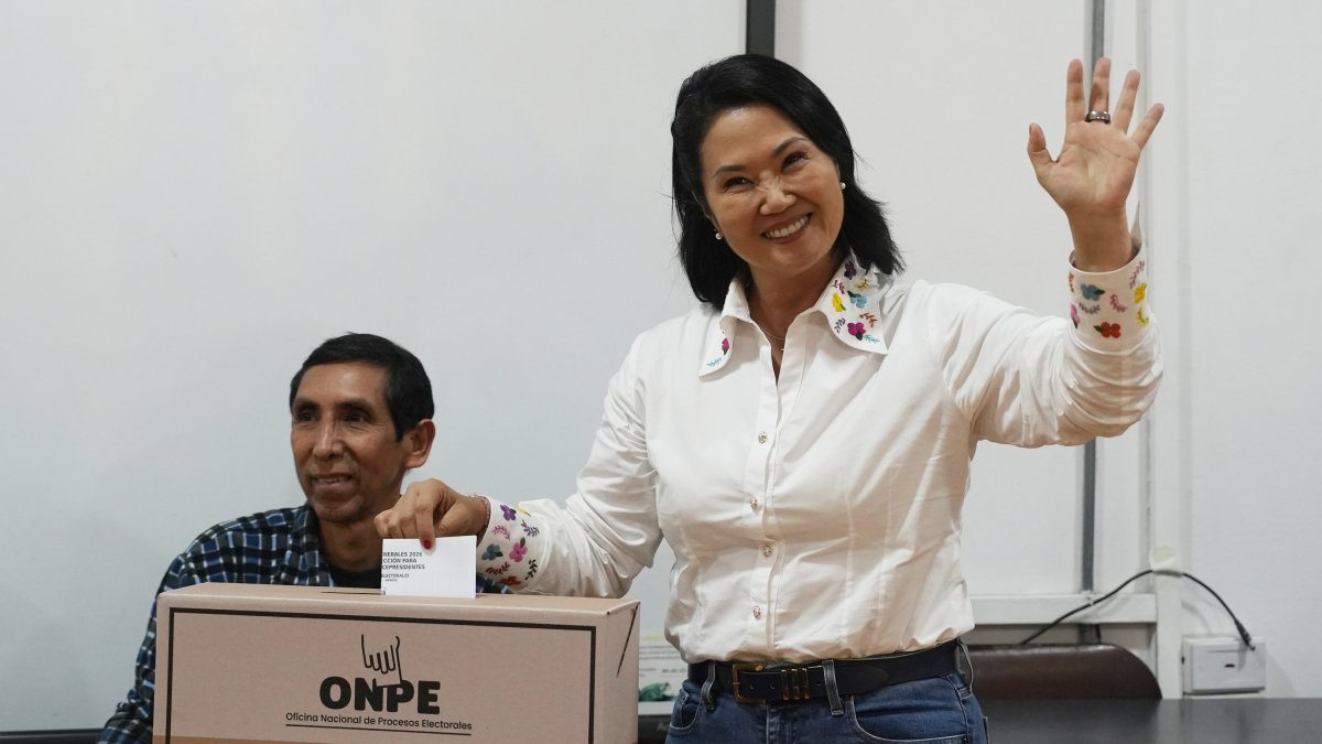 ¿Quién gobernará Perú? Cierran urnas y comienza el conteo de