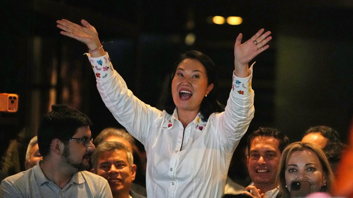 La ventaja de Fujimori sobre Sánchez baja a 2,3 puntos en Perú con el 85 % escrutado