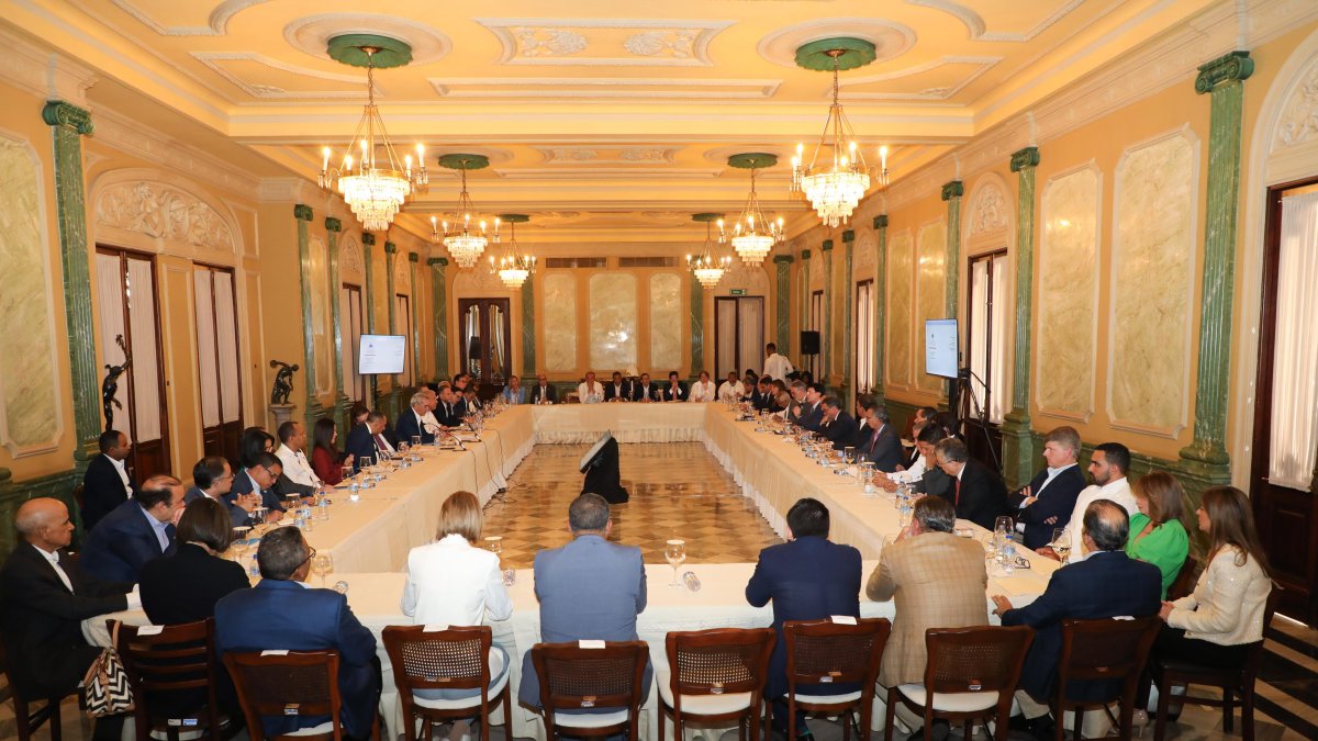 Abinader se reúne con empresarios para evaluar estabilidad e