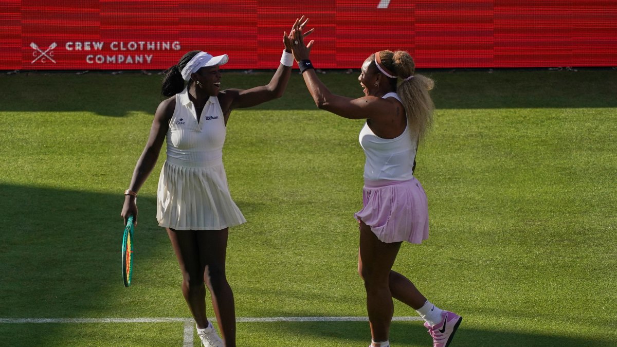Serena Williams regresa al tenis y gana en doble e
