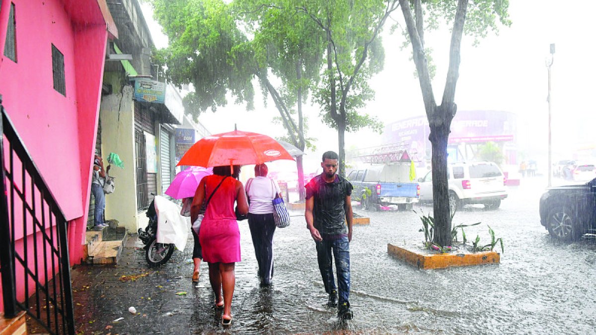 Arreciarán aguaceros en 10 provincias por vaguaba y onda tro