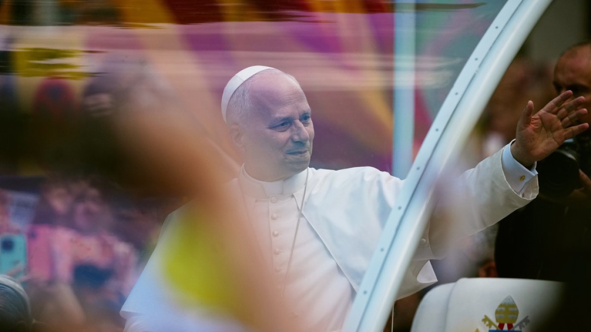 El papa visita el "muelle de la vergüenza" en Canarias, dond