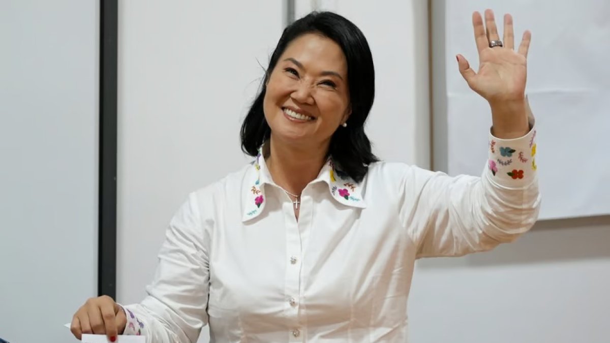 Keiko Fujimori gana elecciones presidenciales en Perú por estrecho margen.
