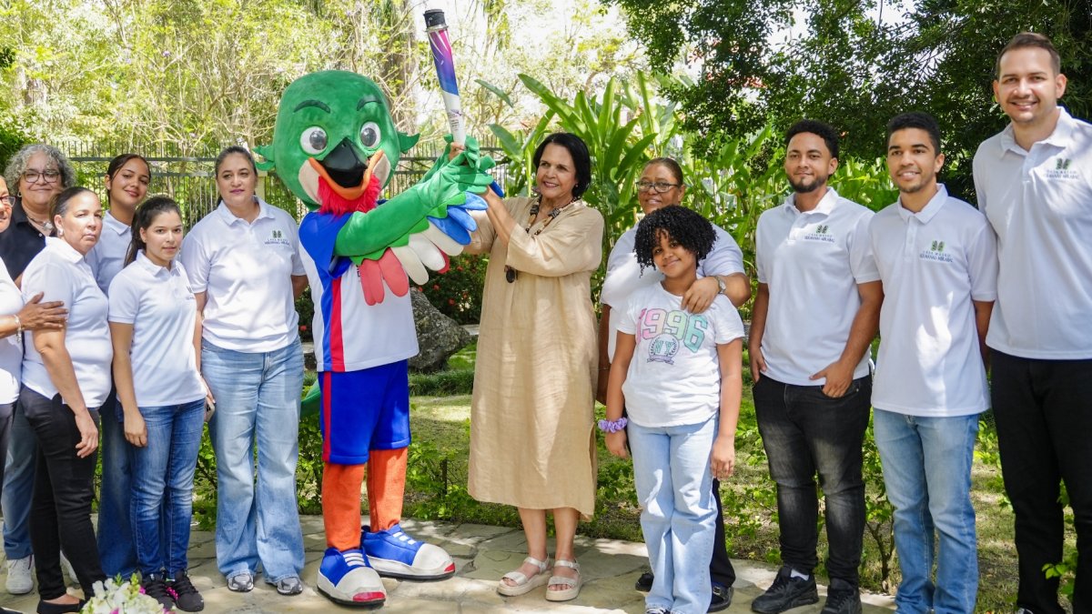 Antorcha de los juegos rinde homenaje a hermanas Mirabal en su museo.