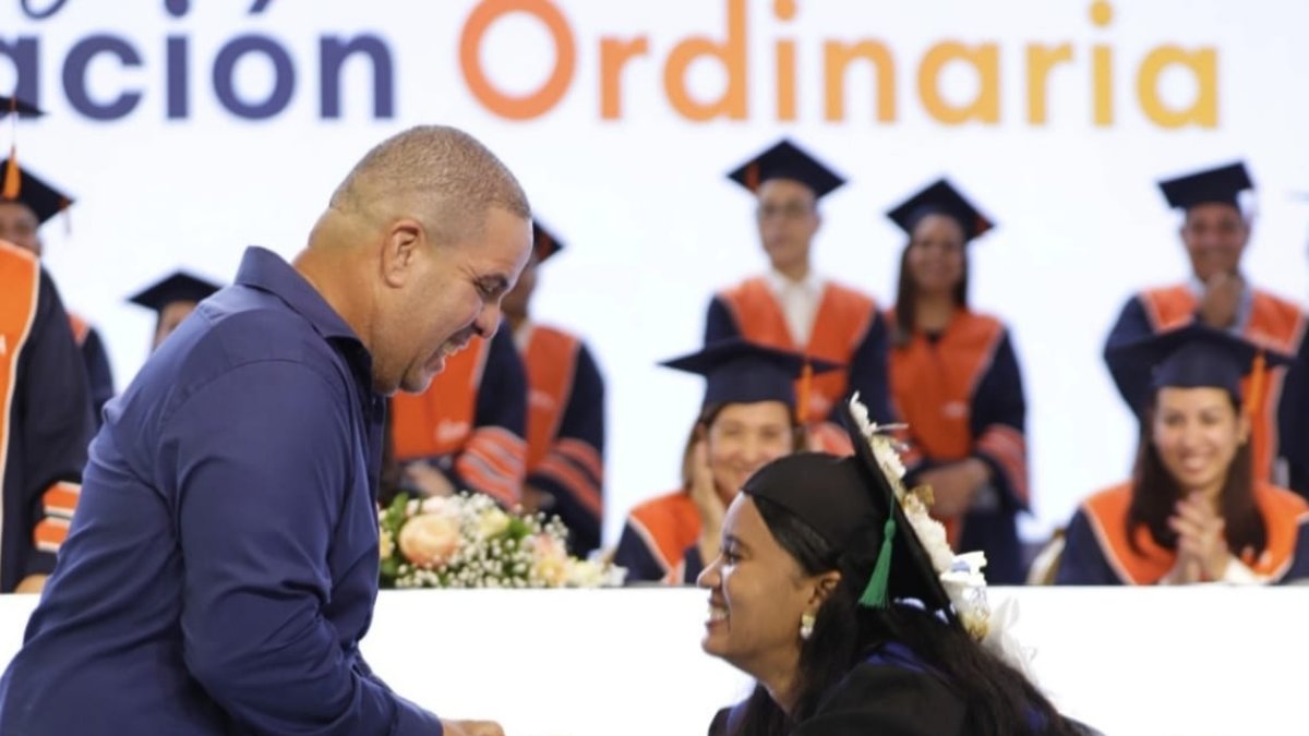 Graduada sorprende al pedir matrimonio a su novio en ceremonia académica.