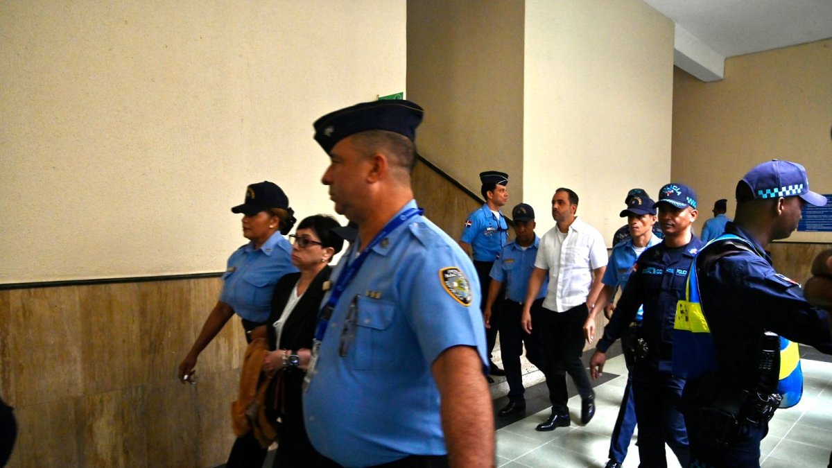Hermanos Espaillat cuando camina a la sala de audiencia