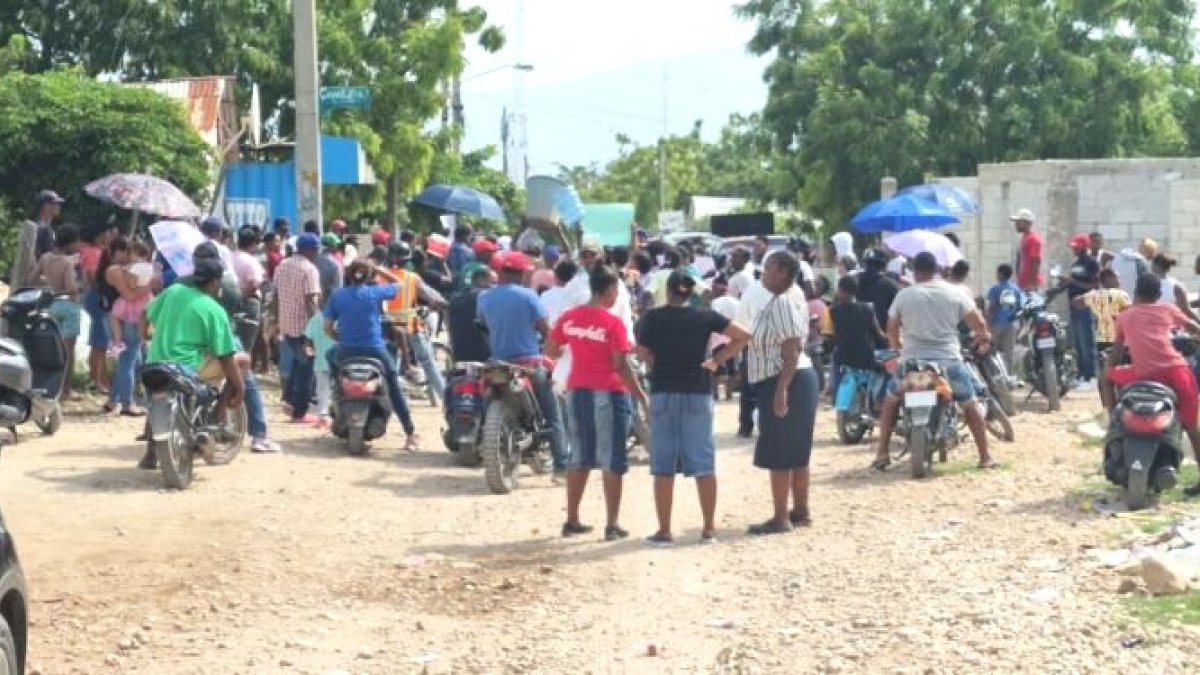 Vecinos de Barahona marchan por falta de agua y calles en mal estado