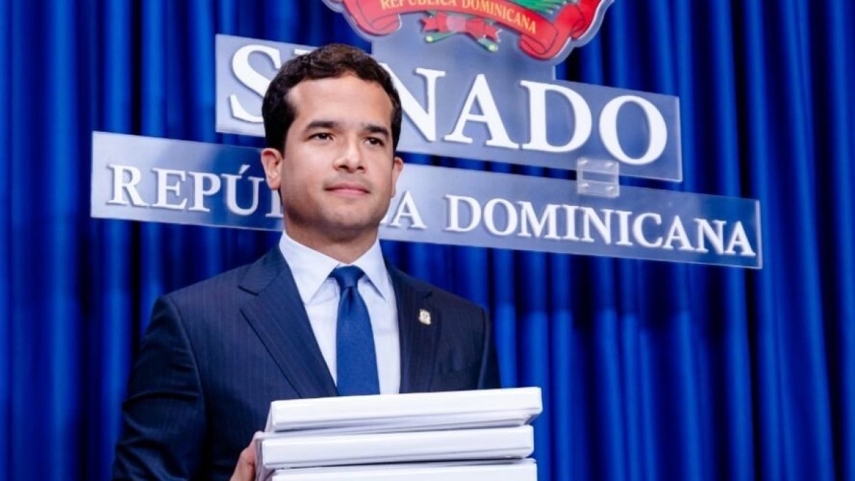 Senador Omar Fernández exige autocrítica en Fuerza del Pueblo por renuncias.