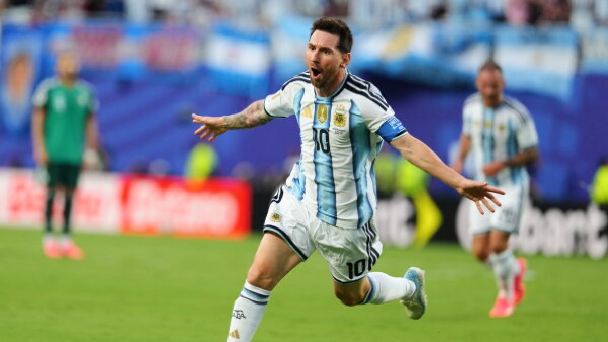 Lionel Messi celebra uno de sus tantos en el convincente triunfo de Argentina.