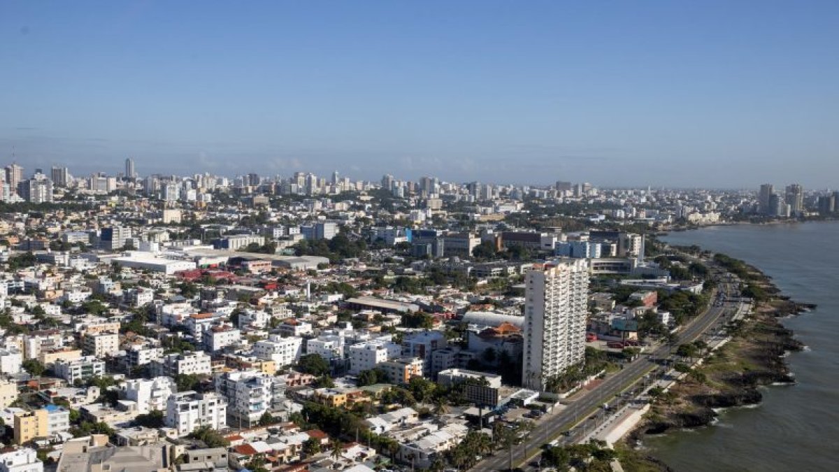 De acuerdo con el organismo multilateral, la economía dominicana crecería 3.6 % en 2026, aceleraría a 4.4 % en 2027 y alcanzaría 4.5 % en 2028.