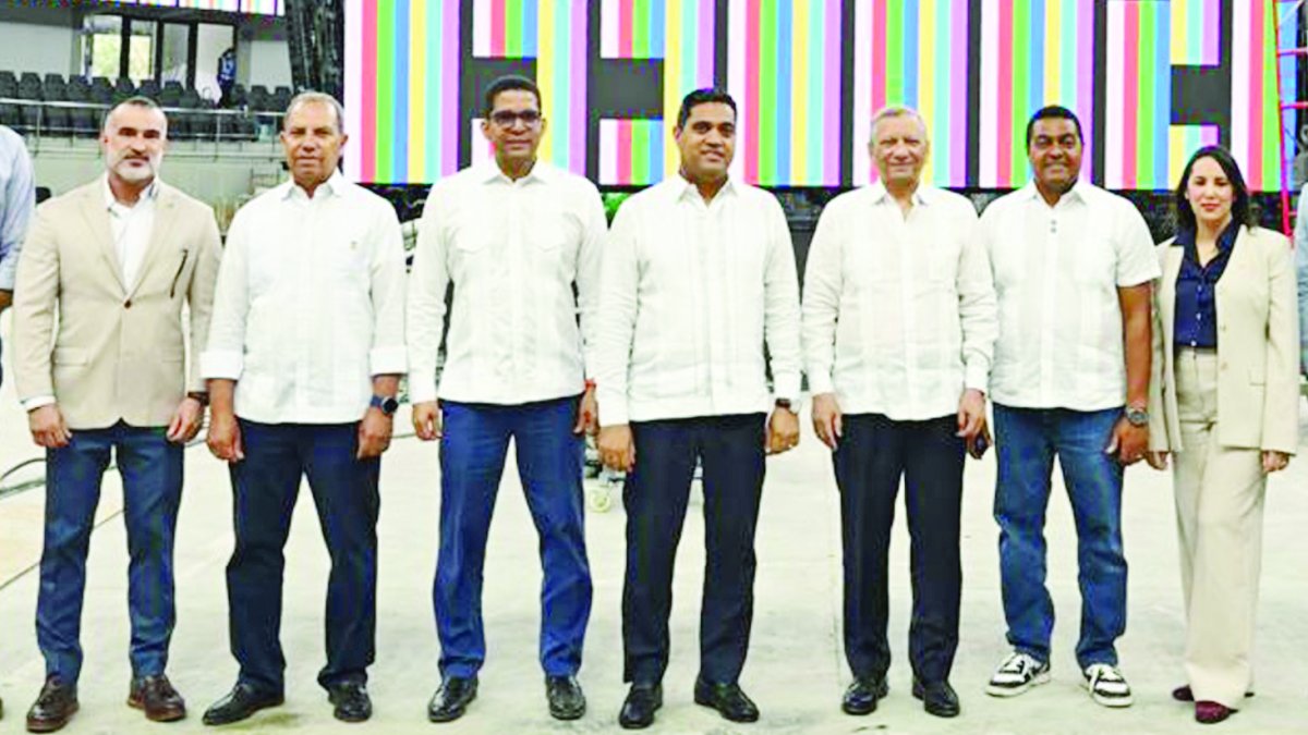 Presidente de Banreservas supervisa remodelación de arena para eventos deportivos clave.