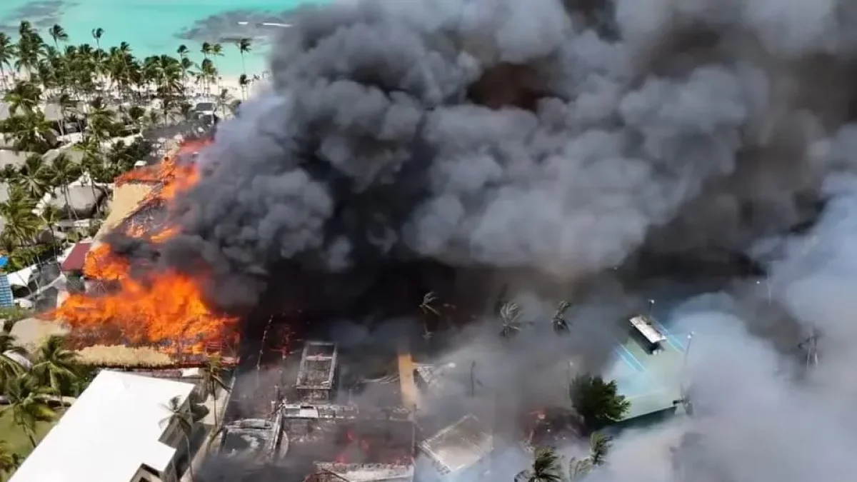 Hotel incendiado en Bayahibe.