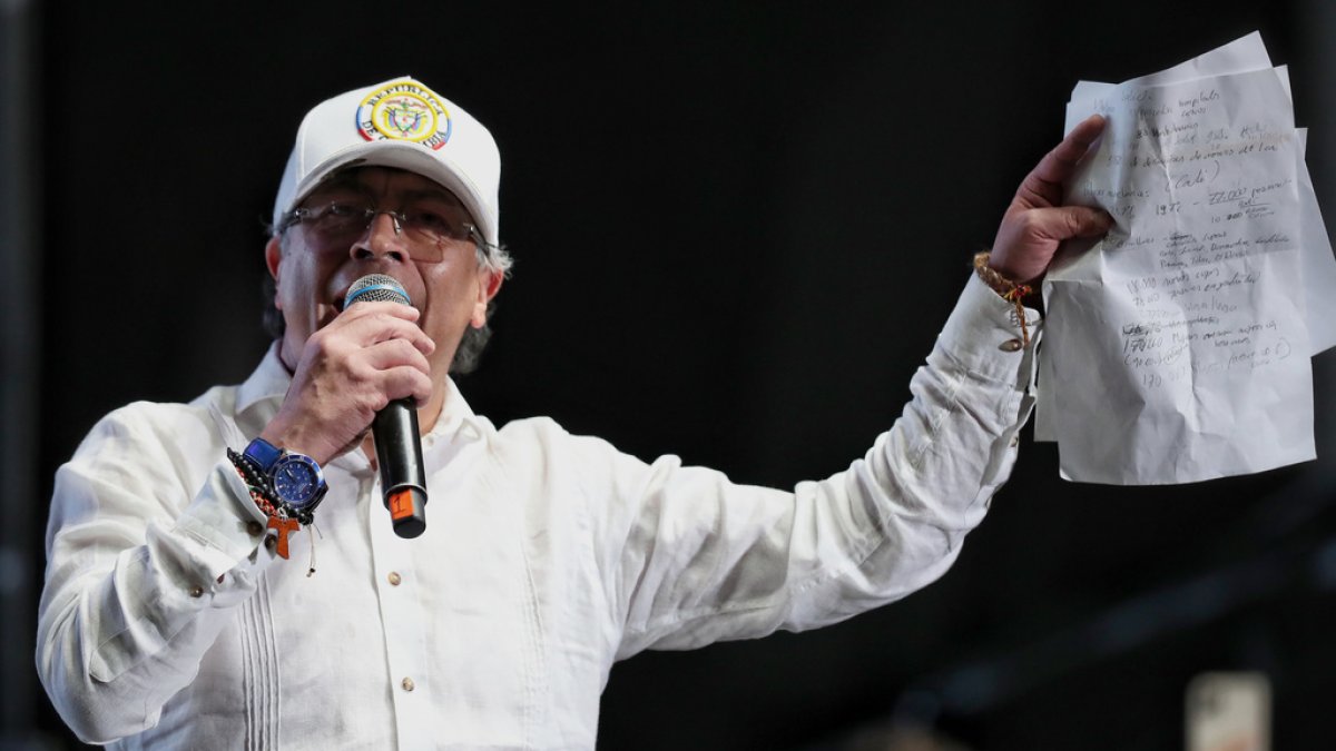 Petro denuncia fraude en elección que gana ultraderechista por estrecho margen