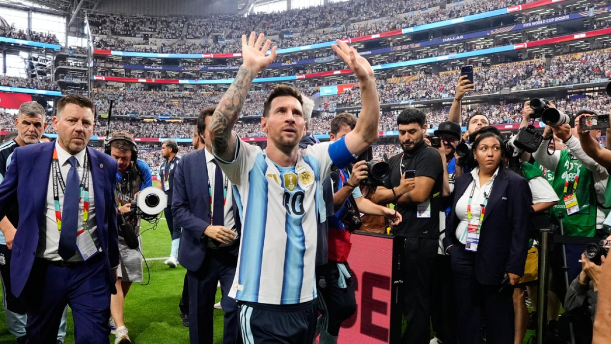 Lionel Messi se retira del campo de juego tras la victoria de Argentina por 2-0 ante Austria en el Grupo J del Mundial, el lunes 22 de junio de 2026, en Arlington, Texas. (AP Foto/Tony Gutiérrez)