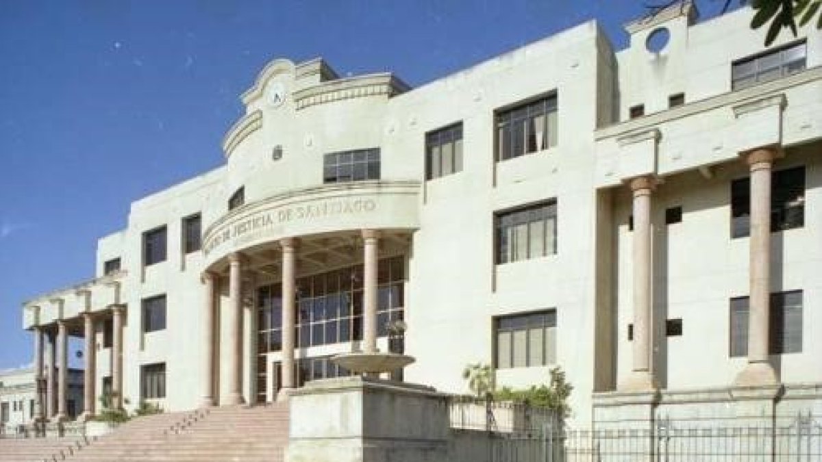 Arrestan a mujer condenada por robo que paseaba libre en Santiago