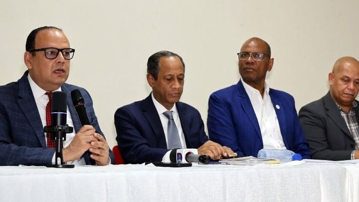 Trajano Vidal Potentini, presidente de Colegio de Abogados; Cesar Amadeo Peralta, analista jurídico; Luís Pérez, presidente del CDP y otras personalidades ocuparon la mesa principal de la actividad.