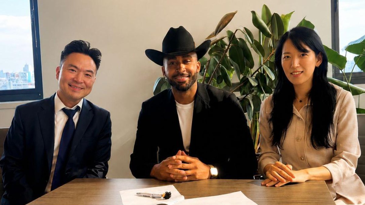 Caramelo firma acuerdo millonario como embajador de Food Bazaar en EE.UU