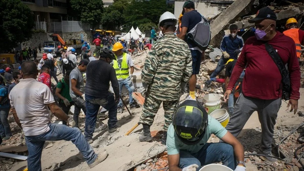 Venezuela recibe 1.600 rescatistas tras terremotos que dejaron 920 muertos