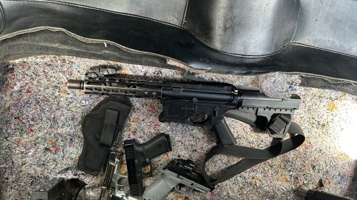 Tres hombres fueron arrestados durante un allanamiento en Villa Sombrero, donde las autoridades incautaron un fusil, cuatro pistolas, vehículos y una caleta electrónica.