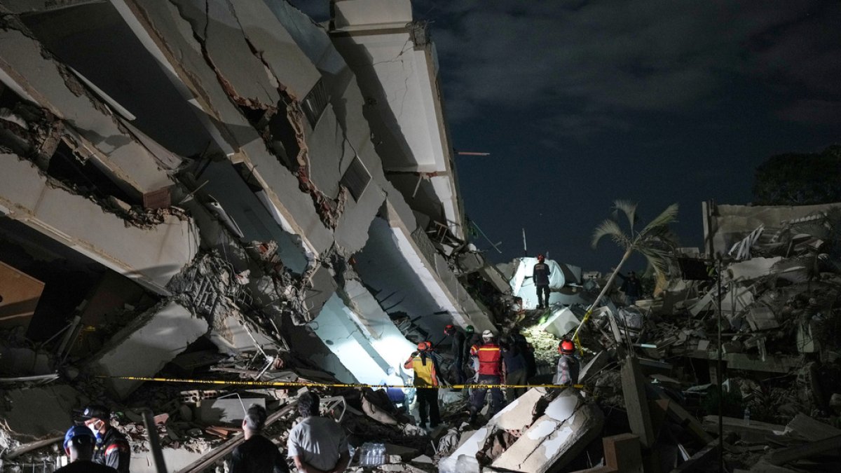 Rescatan a niño tras seis días atrapado por terremotos en Venezuela