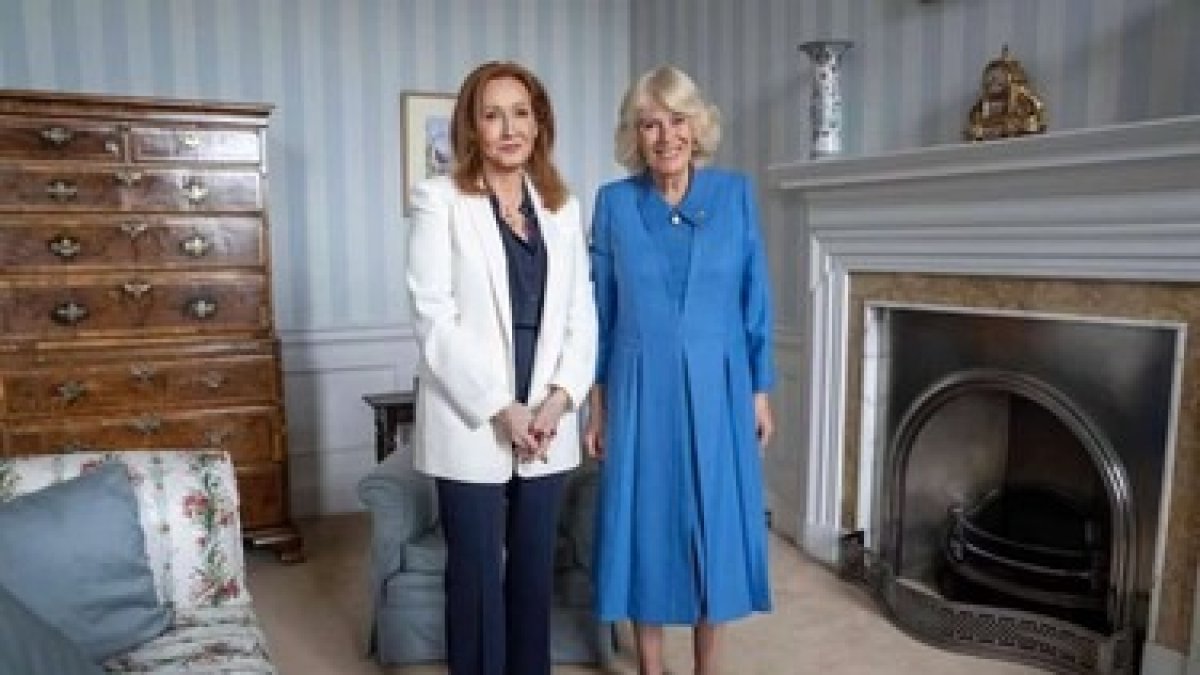 Reina Camila recibe críticas por reunirse con J.K. Rowling