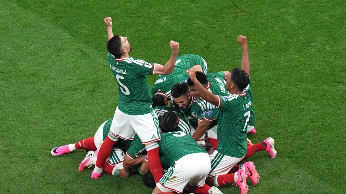 México rompe sequía de 40 años y avanza a octavos de final