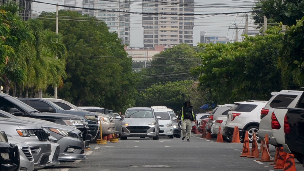     ¿Extorsión o servicio? El lucrativo negocio de los parqueadores en vías del Gran Santo Domingo