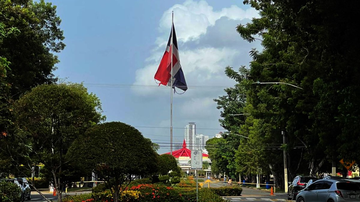 Bandera dominicana en la UASD ondea rota y deshilachada, violando ley nacional