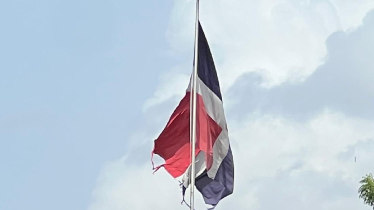 UASD pide disculpas por bandera dominicana rota por el viento