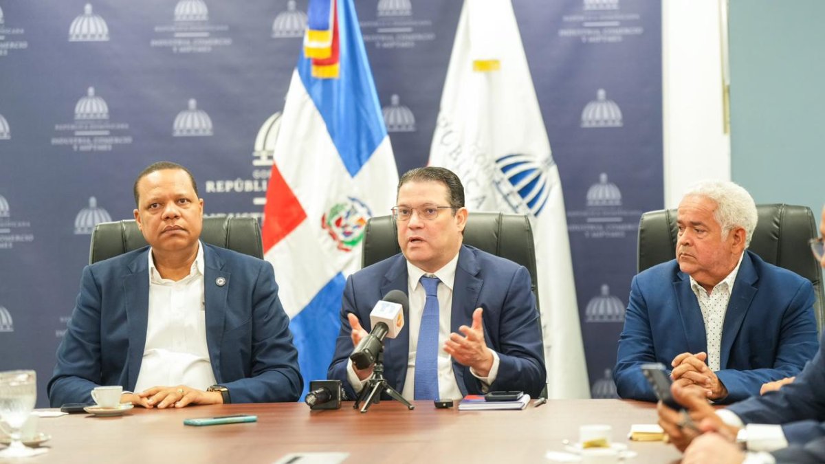 Micm media conflicto entre gasolineras y bancos por comisiones