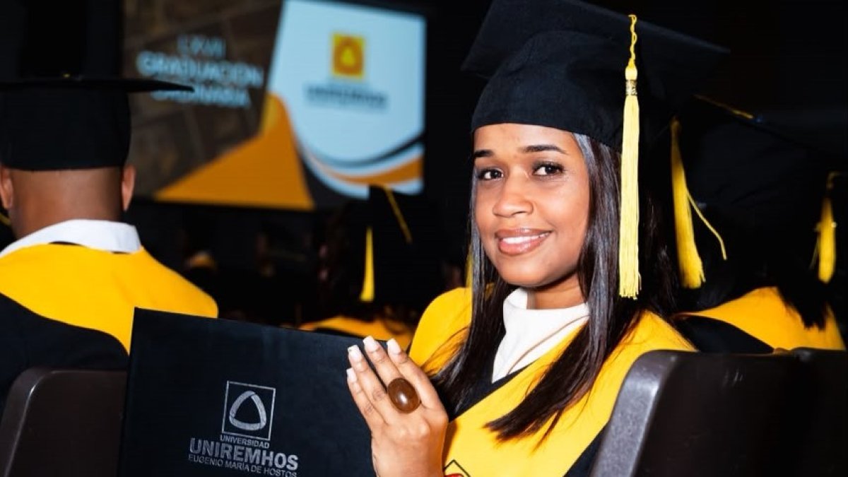 Uniremhos gradúa a 612 nuevos profesionales en ceremonia histórica