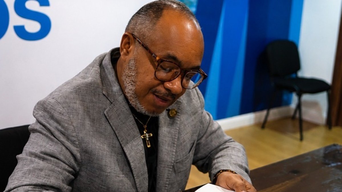 Danny Ramírez lanza libro sobre fe y esperanza en acto multitudinario