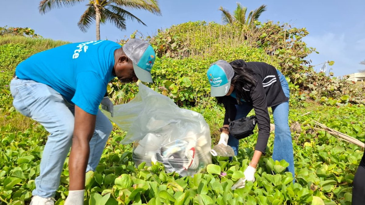 Retiran 1,500 libras de botellas y fundas plásticas del malecón de Puerto Plata