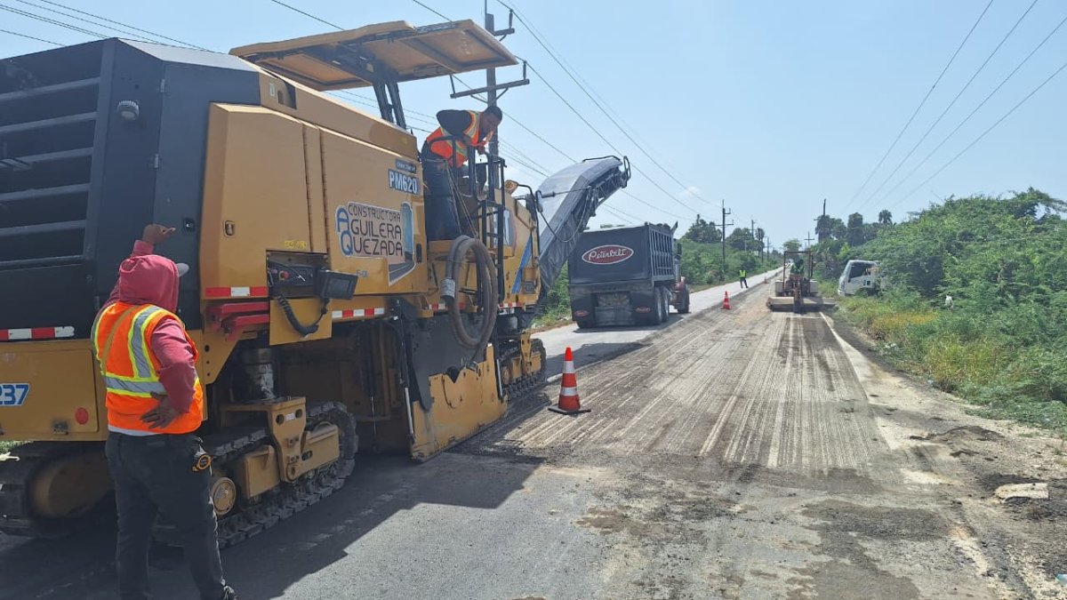Obras Públicas reanuda trabajos en la carretera Duvergé–La Colonia para impulsar el turismo y la seguridad vial