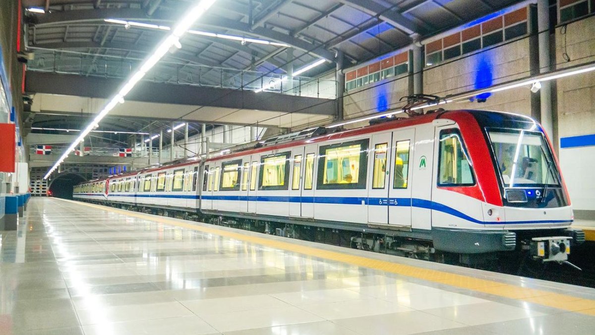 Hombre se lanza a las vías del metro de Santo Domingo y sobrevive