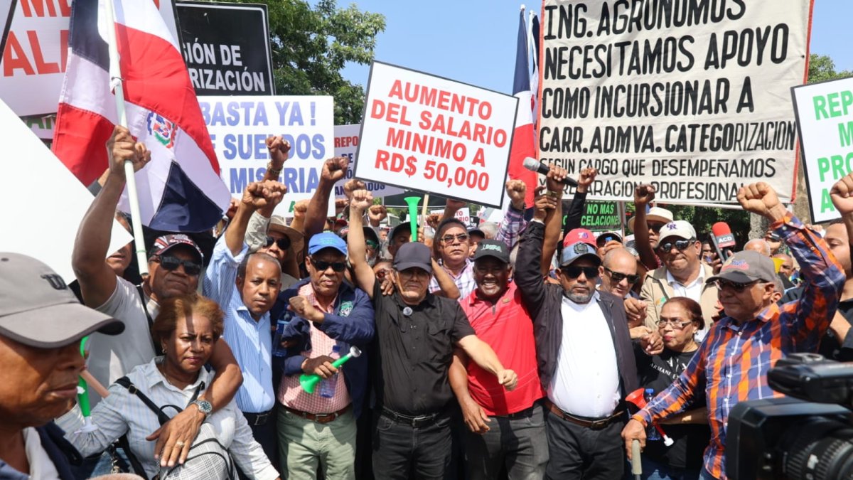 Agrónomos marchan al Palacio Nacional exigiendo mejores salarios