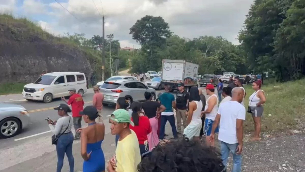 Residentes bloquean autopista tras cuatro días sin luz en Majagual