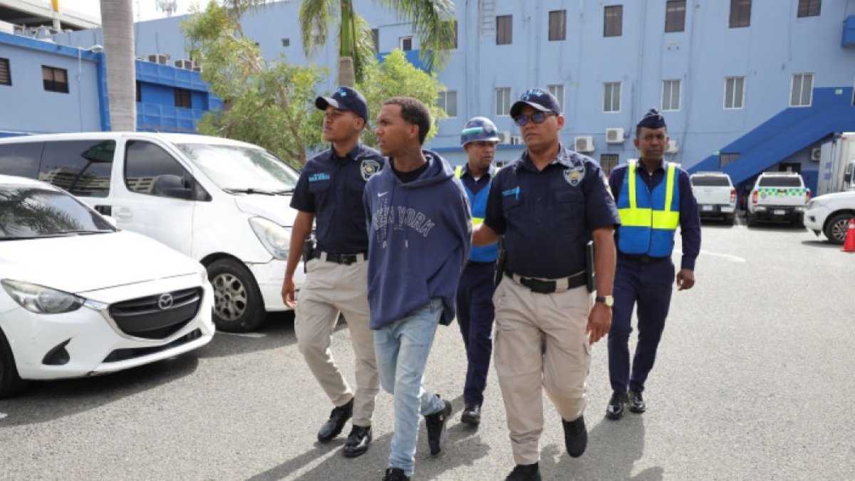 Erison Antonio Bonilla durante su apresamiento en el Palacio de la Policía.
