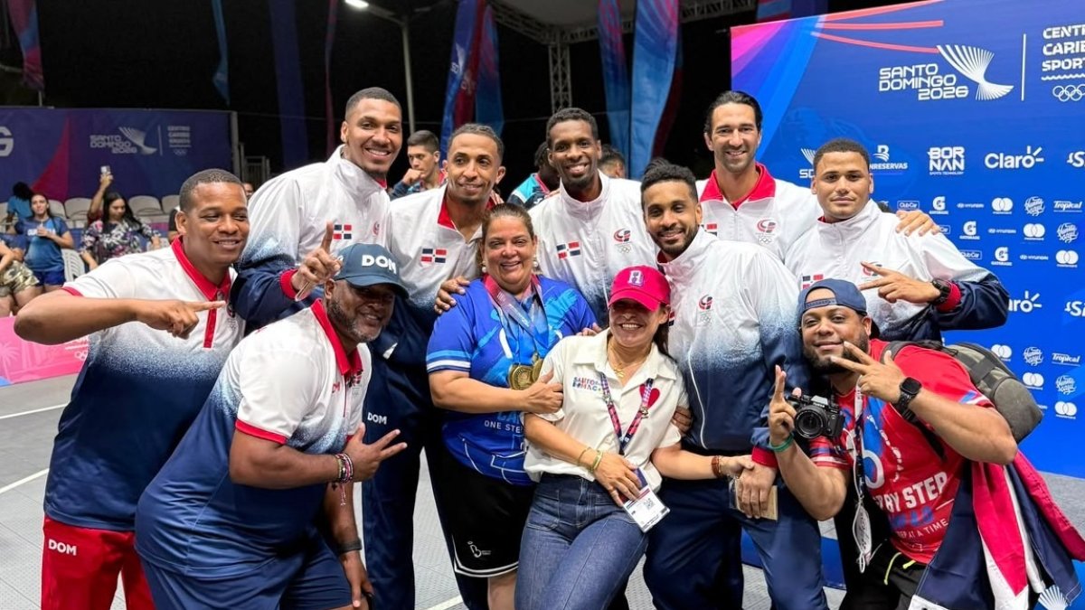 Los  medallistas de oro del torneo 3x3 de los Juegos Centroamericanos y del Caribe 2026, Bryan  Martínez, Shamil Ballas, Gerardo Suero Castillo y Rayner Moquete junto a los entrenadores y delegados del seleccionado nacional.