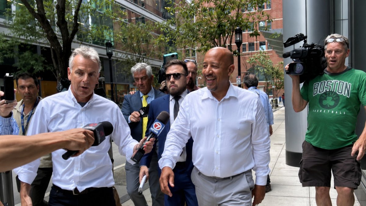 Alcalde Brian DePeña es dejado en libertad en Boston, tras comparecer ante corte federal
